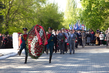 Депутаты городской Думы возложили цветы к мемориалу Защитникам Отечества