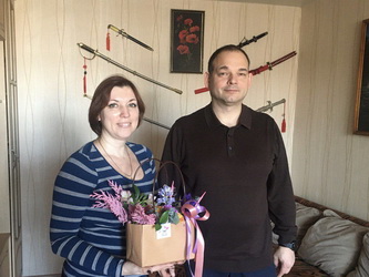 Дмитрий Кудинов поздравил с Международным женским днем супругу мобилизованного жителя Октябрьского района