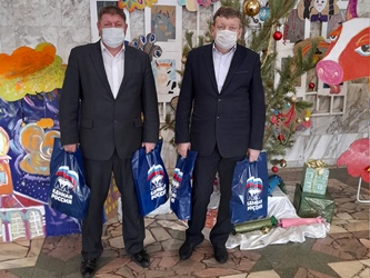 Владимир Дмитриев поздравил с новогодними праздниками многодетные семьи