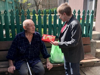 Максим Самсонов поздравил ветеранов, проживающих на территории Ленинского района