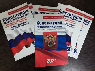 Андрей Аксенов передал экземпляры Конституции в новой редакции школам и библиотеке
