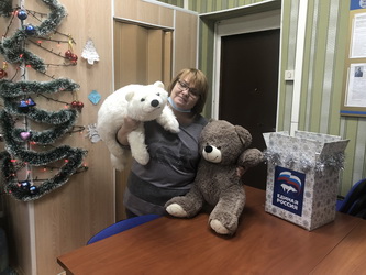 Марина Евсюкова передала мягкие игрушки для воспитанников школы-интерната