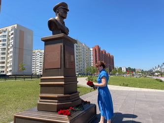 Елена Перепелицина почтила память героев Великой Отечественной войны