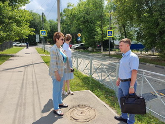 Алексей Сидоров помог в установке ограждения проезжей части вдоль гимназии №89