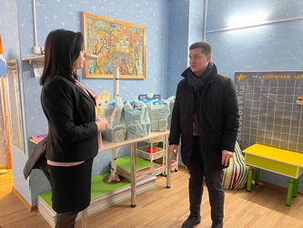 Александр Бондаренко передал новогодние подарки воспитанникам детского сада