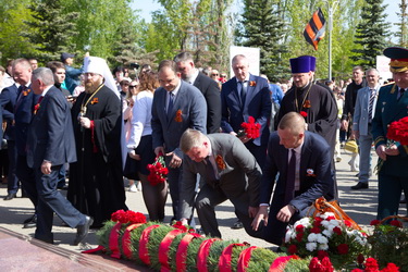 Депутаты Саратовской городской Думы возложили цветы к Вечному огню в Парке Победы