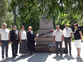 Депутаты городской Думы возложили цветы к памятнику «Героям фронта и тыла»
