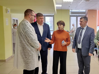 Елена Злобнова и Сергей Агапов посетили школы Заводского района