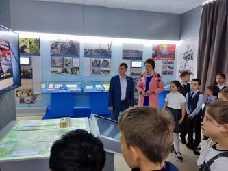 Депутат Алексей Сидоров вместе с учащимися посетил экспозиции гимназии №89