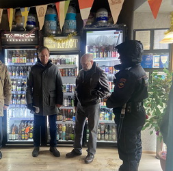 Виктор Марков и Александр Ащеулов провели мониторинг объекта торговли Волжского района, реализующего алкогольную продукцию