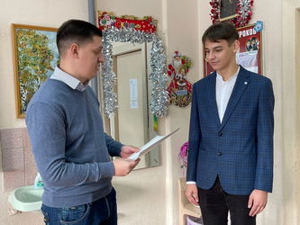 Александр Бондаренко наградил лучших учащихся школ своего избирательного округа