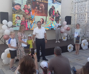 В преддверии Дня семьи, любви и верности депутат Дмитрий Кудинов принял участие в праздничном мероприятии