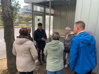 Александр Бондаренко встретился с инициативной группой граждан по вопросу снесенного остановочного павильона