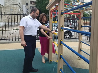 Дмитрий Кудинов осмотрел детские площадки на предмет соответствия их требованиям безопасности