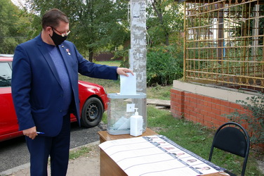 Александр Янклович проголосовал на своем избирательном участке 