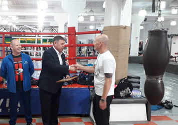 Сергей Агапов помог организовать открытую тренировку по боксу для школьников