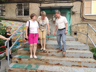 Алексей Сидоров поможет жителям с ремонтом крыльца многоквартирного дома
