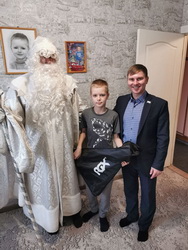 Алексей Сидоров устроил новогоднюю сказку для маленького жителя своего округа