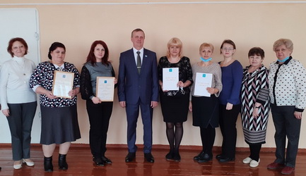 Александр Мораш поздравил сотрудниц школы села Александровка с Международным женским днем