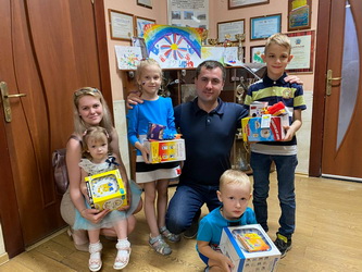 Евгений Чернов наградил победителей конкурса детских рисунков, посвященного Дню России