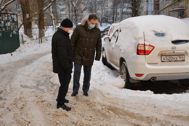 Депутат и общественники проинспектировали ход работ по очистке от снега дворовых территорий в центральной части города