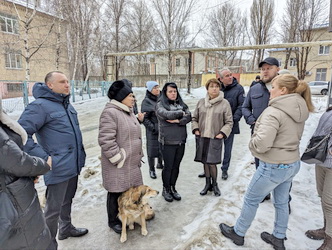 Елена Злобнова встретилась с жителями аварийного дома, расположенного на территории ее избирательного округа