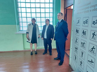Александр Юдин обсудил предстоящий ремонт с директором школы №100 и представителем подрядной организации