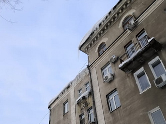 Владимир Островский оценил ход очистки кровель зданий на своем округе