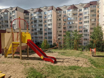 Александр Бондаренко помог жителям многоквартирного дома оборудовать во дворе детскую площадку