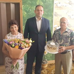 Председатель Саратовской городской Думы Дмитрий Кудинов поздравил семейную пару с «золотой свадьбой»