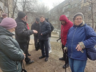 Алексей Сидоров обсудил с жителями вопросы обустройства пешеходных дорожек и капитального ремонта отмостки