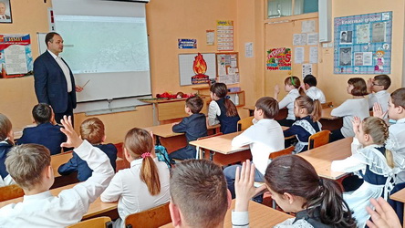 Дмитрий Кудинов провел тематические уроки «Мой край. Шаг к Победе» в школах Октябрьского района
