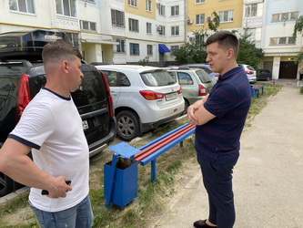 Александр Бондаренко помог жителям Ленинского района с заменой контейнеров для сбора ТБО