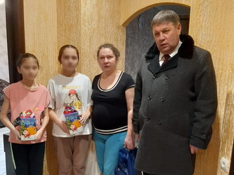 Сергей Агапов оказал поддержку семье из Донбасса, временно проживающей в Заводском районе 