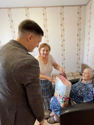 Александр Бондаренко поздравил со 100-летним юбилеем жительницу своего избирательного округа 