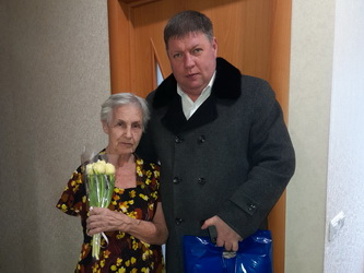Сергей Агапов поздравил ветерана труда с Международным женским днем